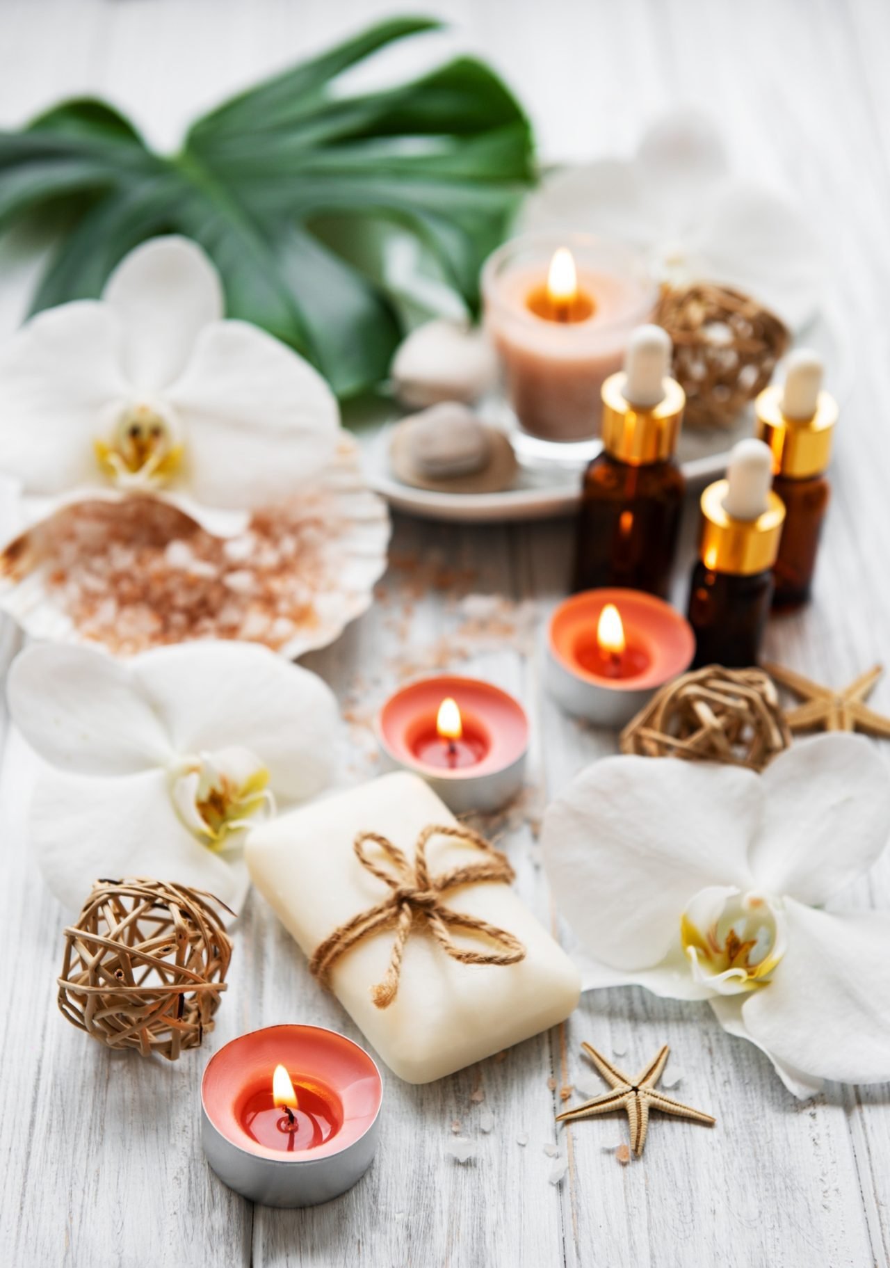 Minyak esensial, lilin, dan bunga anggrek untuk perawatan spa
