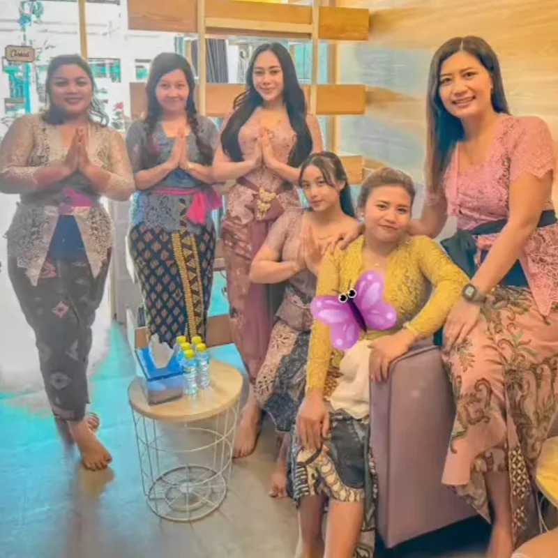 Tim terapis Lestari Bali Spa mengenakan kebaya Bali